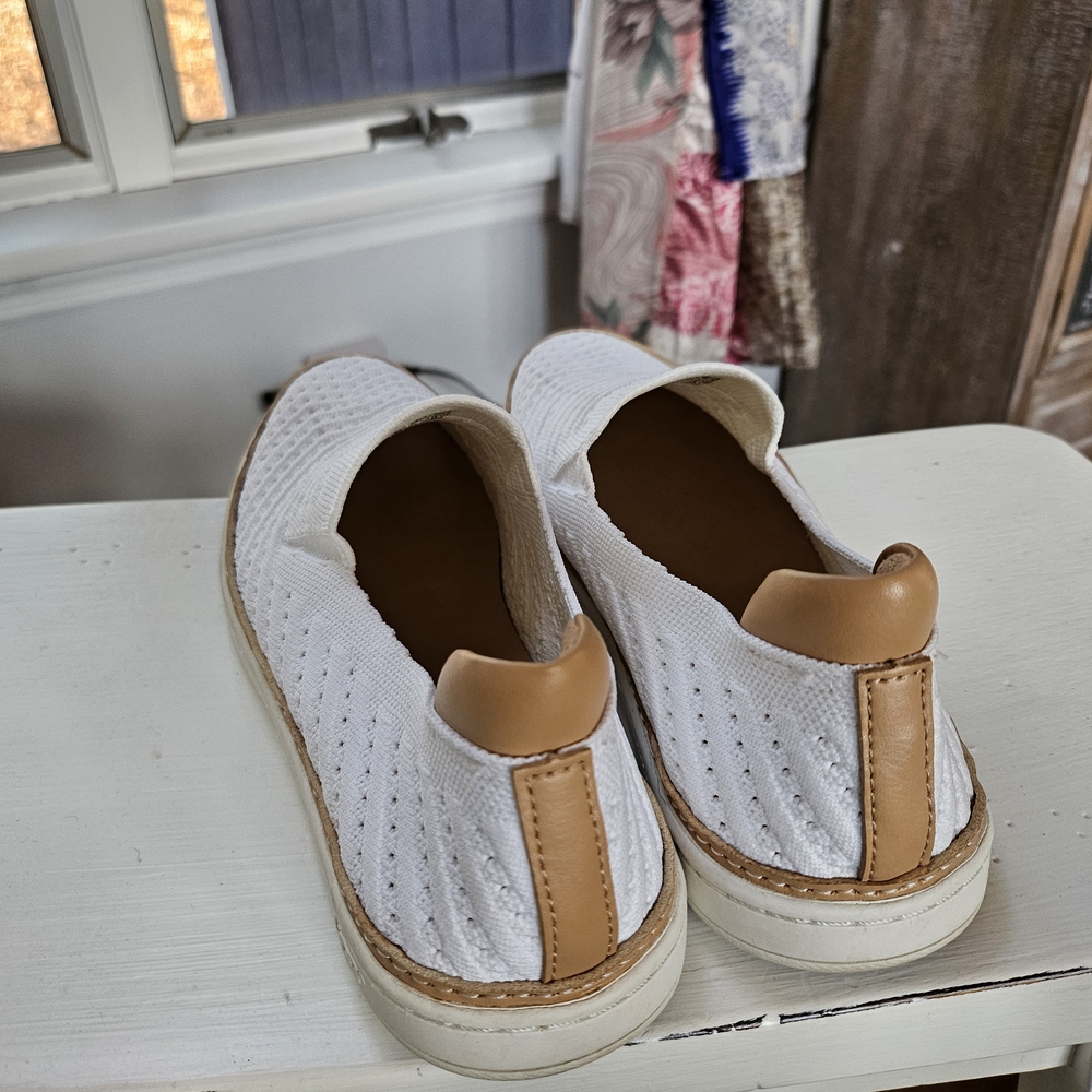 UGG Women's Slip-On Shoes  - Sz 8 - Picture 3 of 7